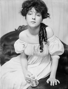 220px-Evelyn_Nesbit_12056u